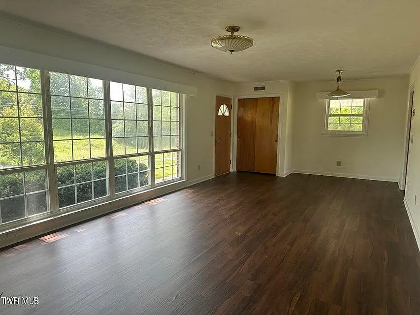 2 bed, 1.5 bath, 1421 sqft, $1,600 — Photo 3