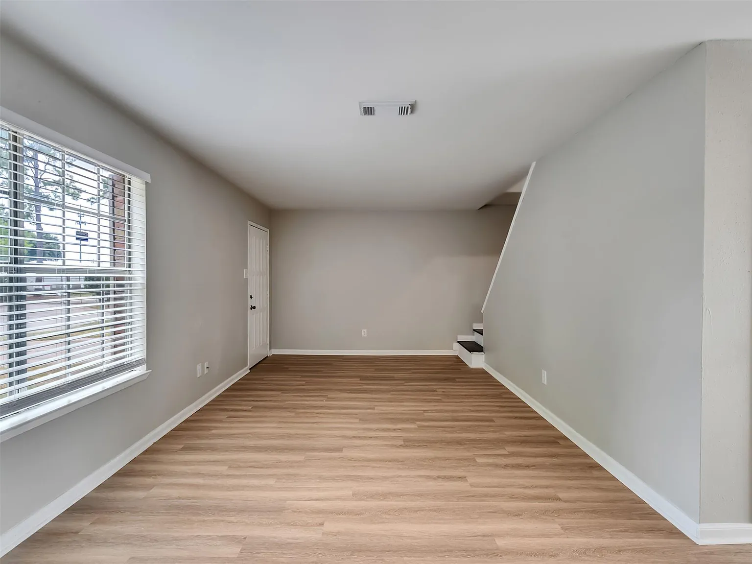 3 bed, 2.5 bath, 1350 sqft, $1,800 — Photo 4