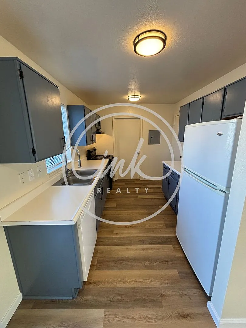 VI1377-1377 Village Way — Photo 4