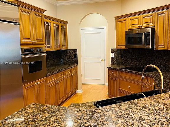 3rd image of 1620 Passion Vine Cir #29-1