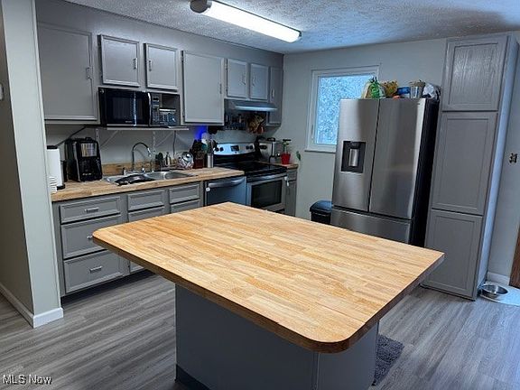 3rd image of 7787 Trefeathen Dr NE