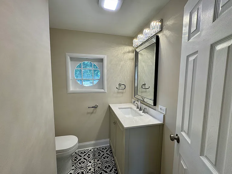Hall 1/2 bath