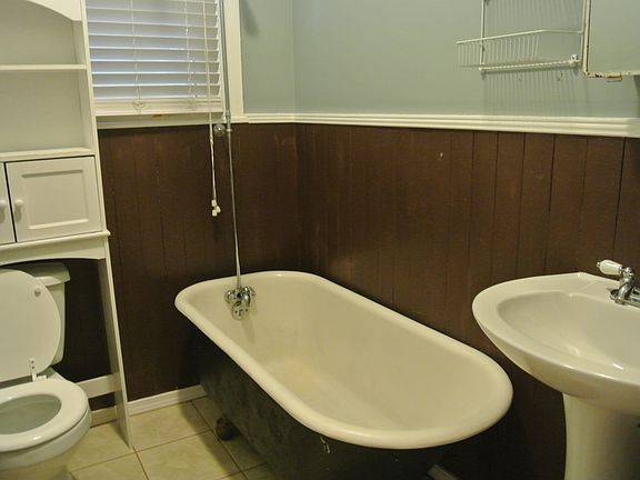 Clawfoot tub in bathroom
