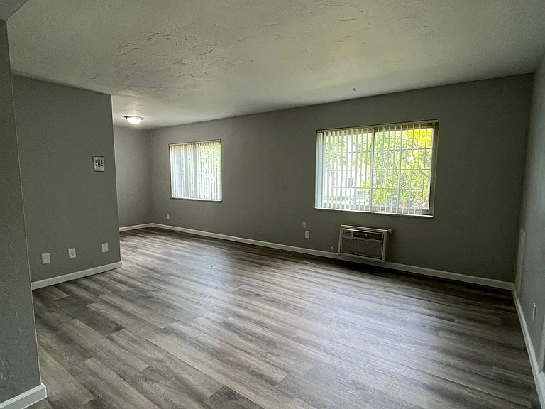 5100 Lee Rd #13 — Photo 13