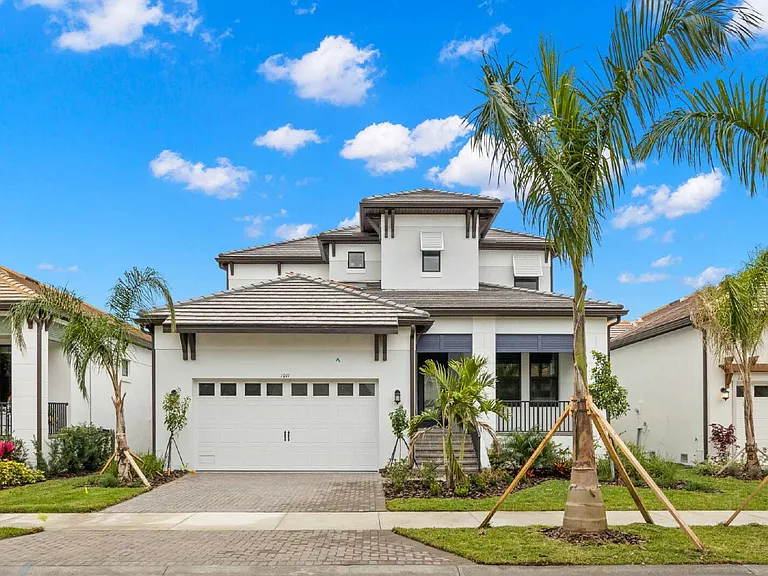 1011 Seagrape Dr — Photo 1