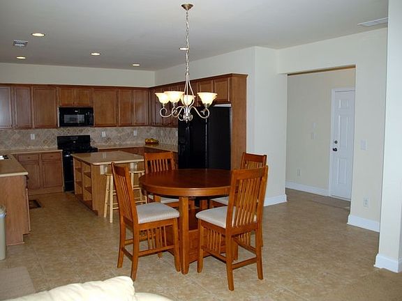 Kitchen w/ island & all appliance