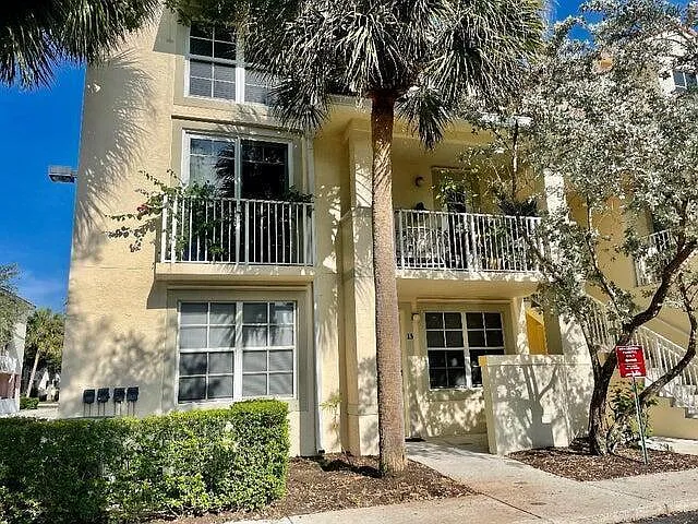 2 bed, 2.0 bath, 905 sqft, $2,400 — Photo 1