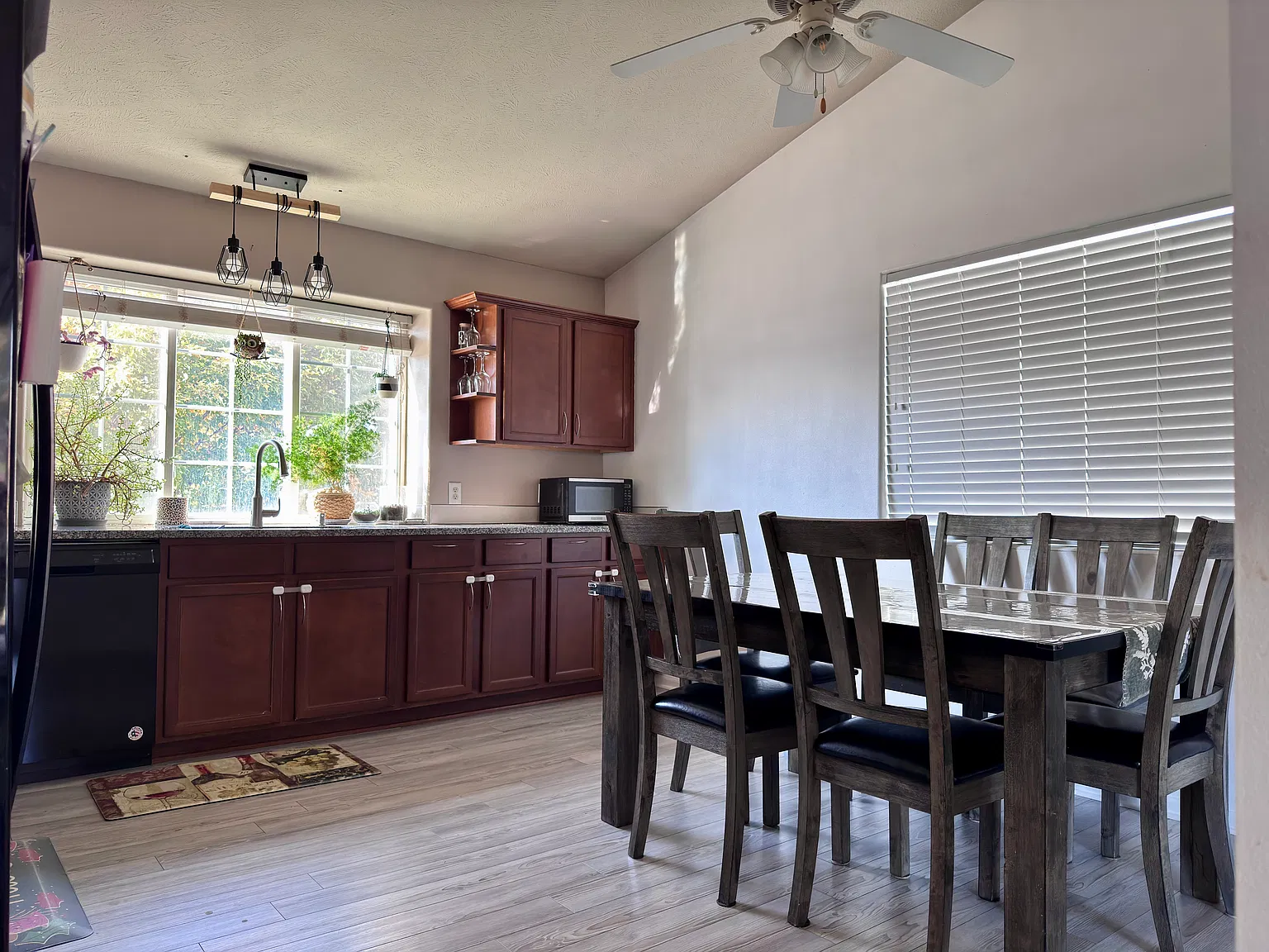 3 bed, 1622 sqft, $2,249 — Photo 4