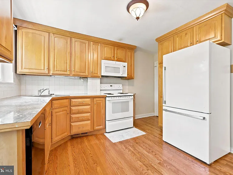 107 Plant Ave — Photo 8
