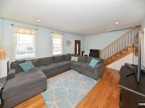 3rd image of 34 Gordon St