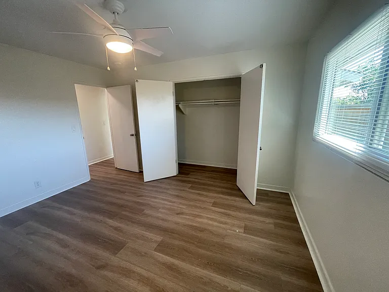 228 S Oak St — Photo 17