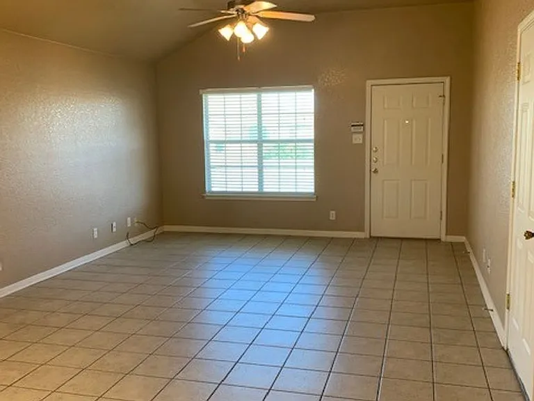 4904B Heather Ln — Photo 2