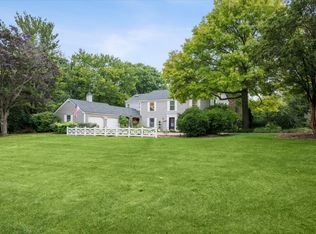 470 Pinewoods Dr, North Barrington, IL 60010