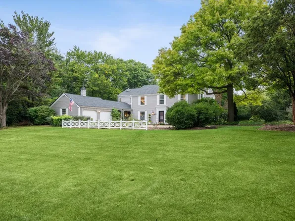 470 Pinewoods Dr, North Barrington, IL 60010