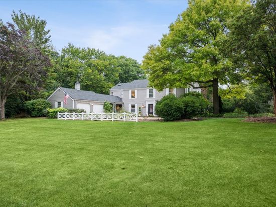 470 Pinewoods Dr, North Barrington, IL 60010