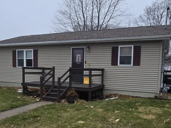 307 N Columbia St, Grandview, IA 52752