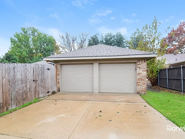 905 Sandhurst Dr — Photo 14