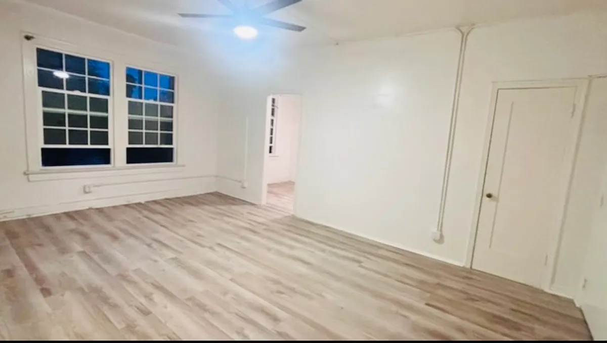 Building Photo - 4013 Melrose Ave #403
