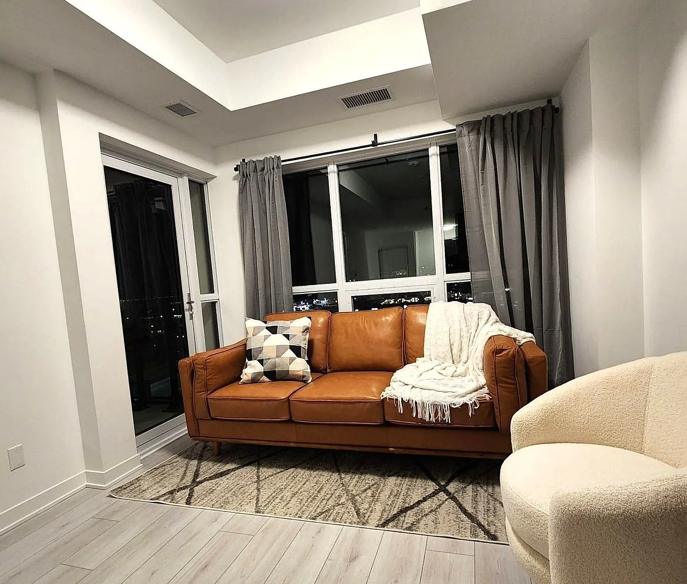 3 bed, $2,995 — Photo 4