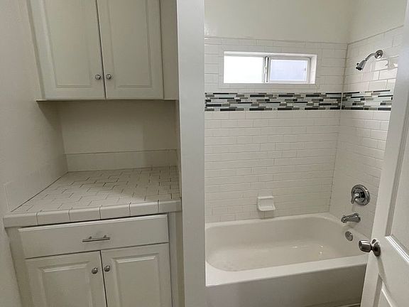 2nd image of 1059 Gladys Ave APT 4