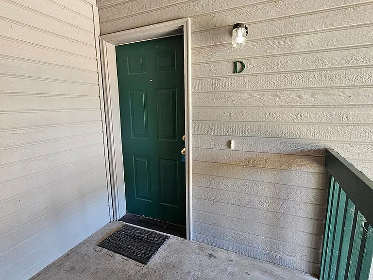 300 Indian Trail Ct — Photo 3