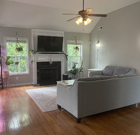 4th image of 1895 Camelot Dr