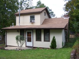 8 Echo Ln, West Milford, NJ 07480