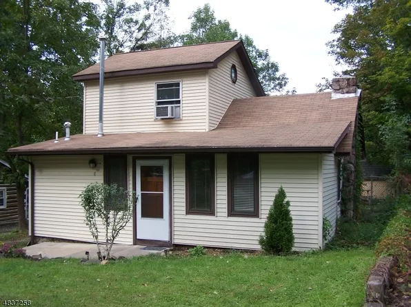 8 Echo Ln, West Milford, NJ 07480