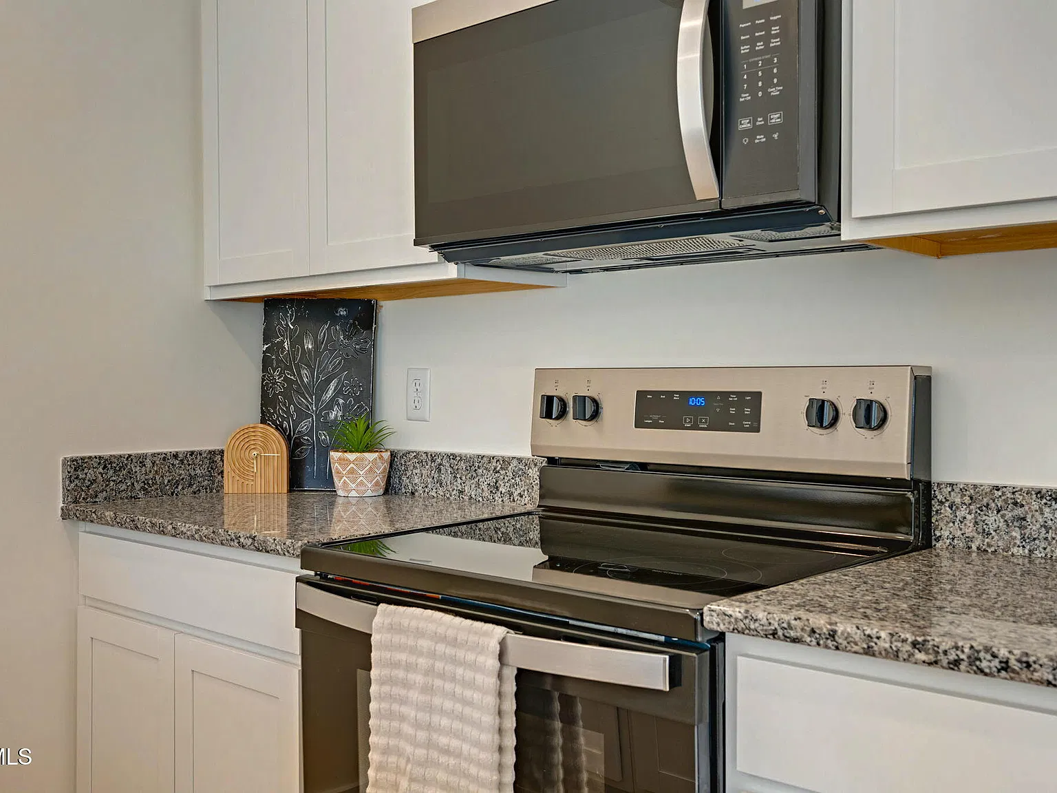 3 bed, 2.5 bath, 1381 sqft, $1,830 — Photo 3