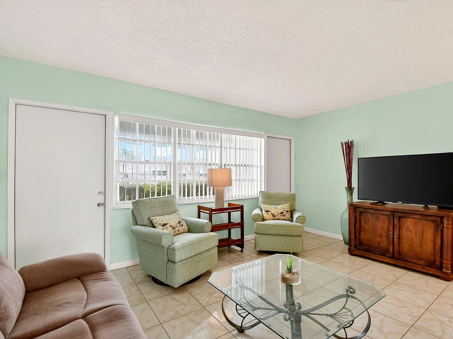 1 bed, 1.0 bath, 650 sqft, $1,550 — Photo 2