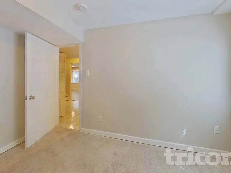 16240 Quarry Hill Dr — Photo 18