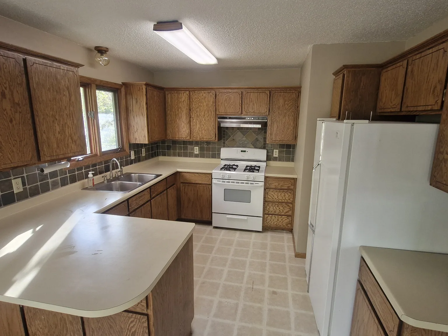 4 bed, 1950 sqft, $2,495 — Photo 2