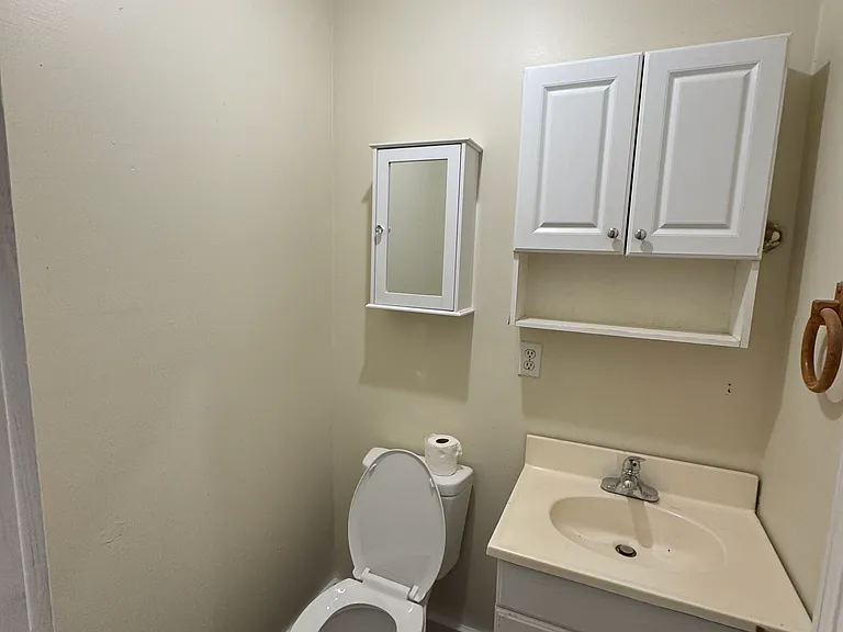 422 Seborn Ave — Photo 4