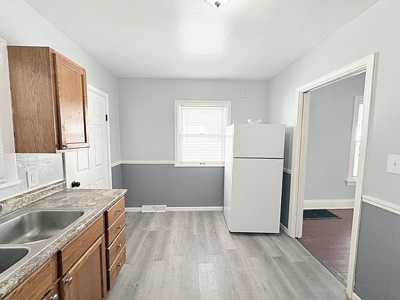 5th image of 446 E Park St