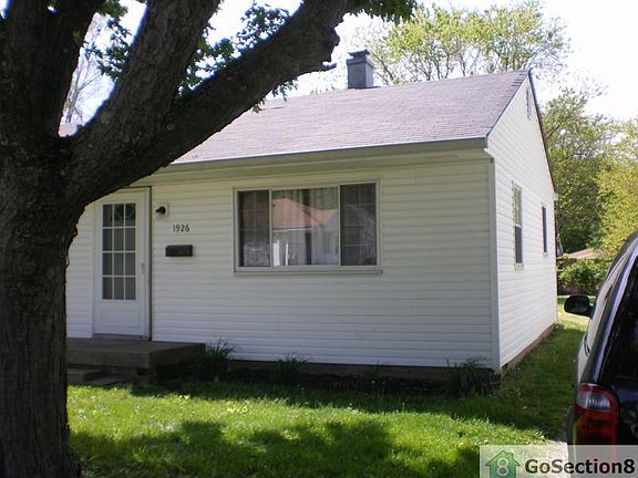 2nd image of 1926 N Hawthorne Ln