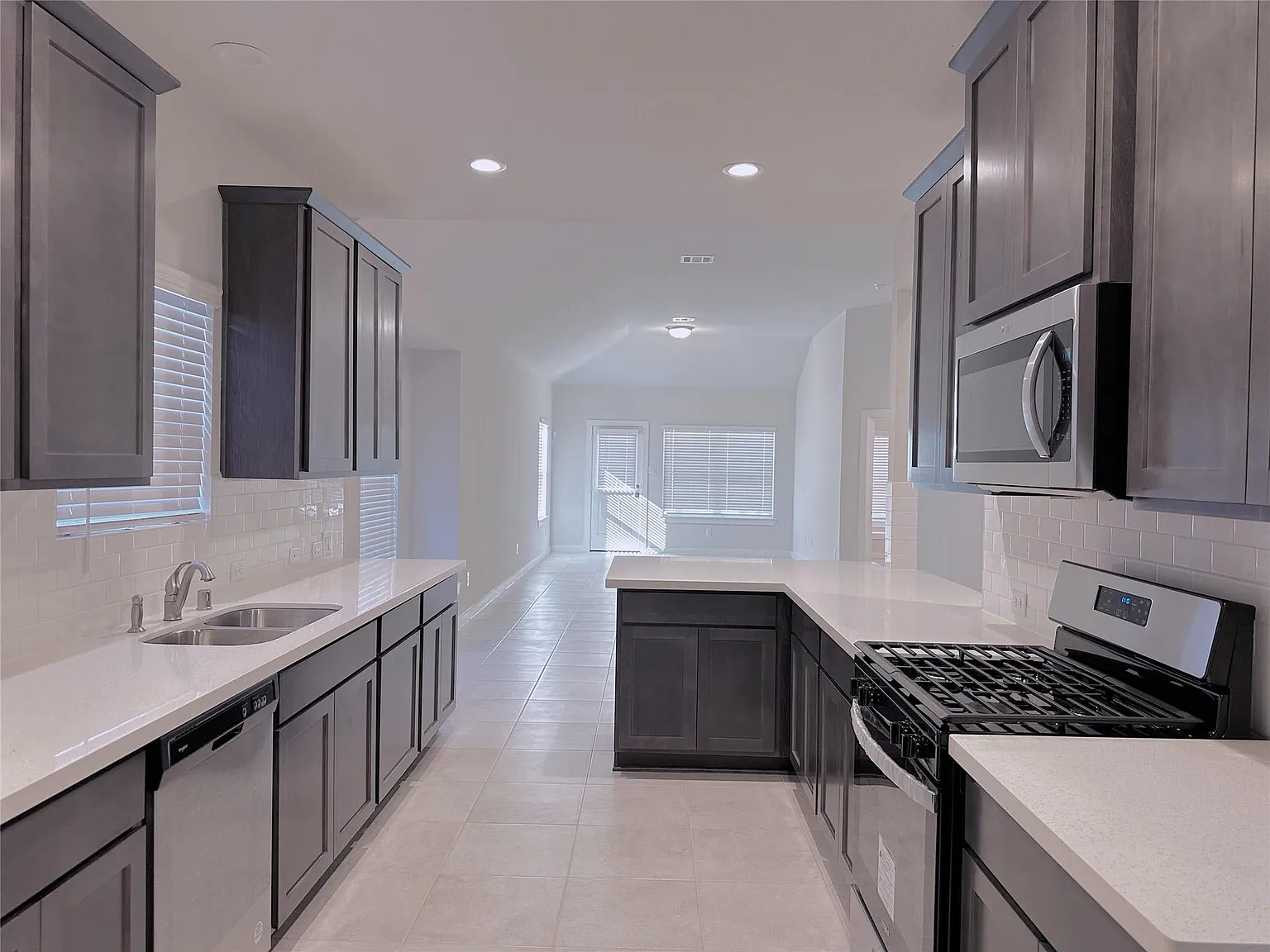 4 bed, 1858 sqft, $2,200 — Photo 4
