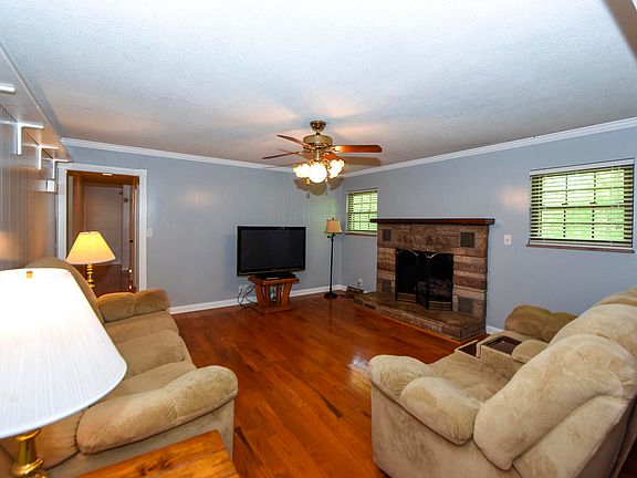 3rd image of 309 Lambert Ln