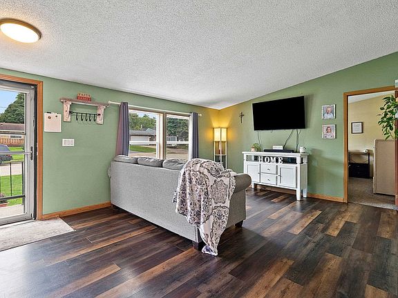 3rd image of 415 W 2nd St