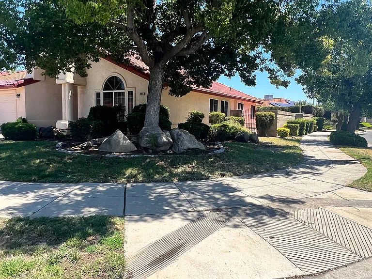 901 Paintbrush Dr — Photo 2