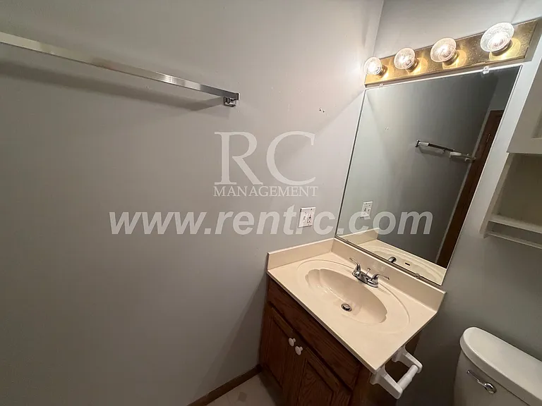 712 W Elm St #W — Photo 5