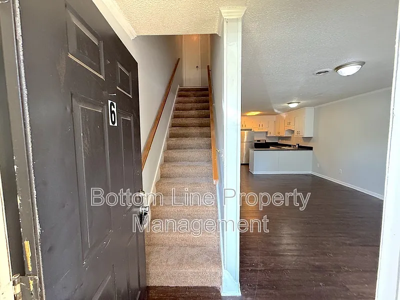 2 bed, 1.5 bath, 998 sqft, $1,200 — Photo 2