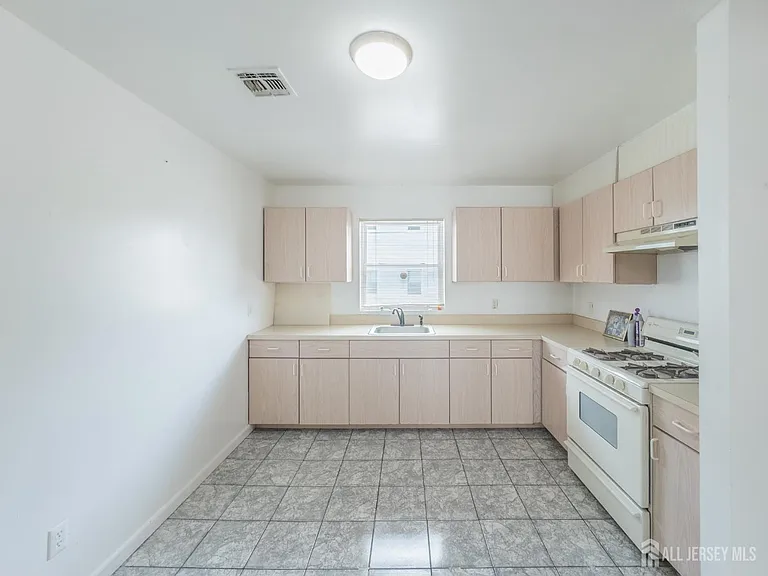 105R Lowell St — Photo 6