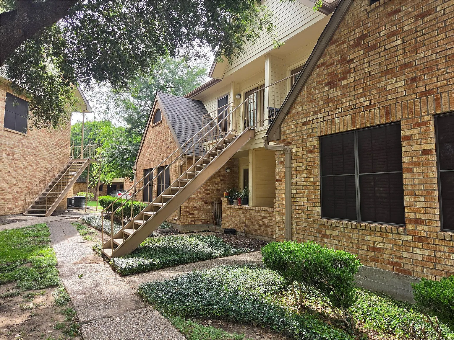 2 bed, 2.0 bath, 1050 sqft, $1,475 — Photo 2