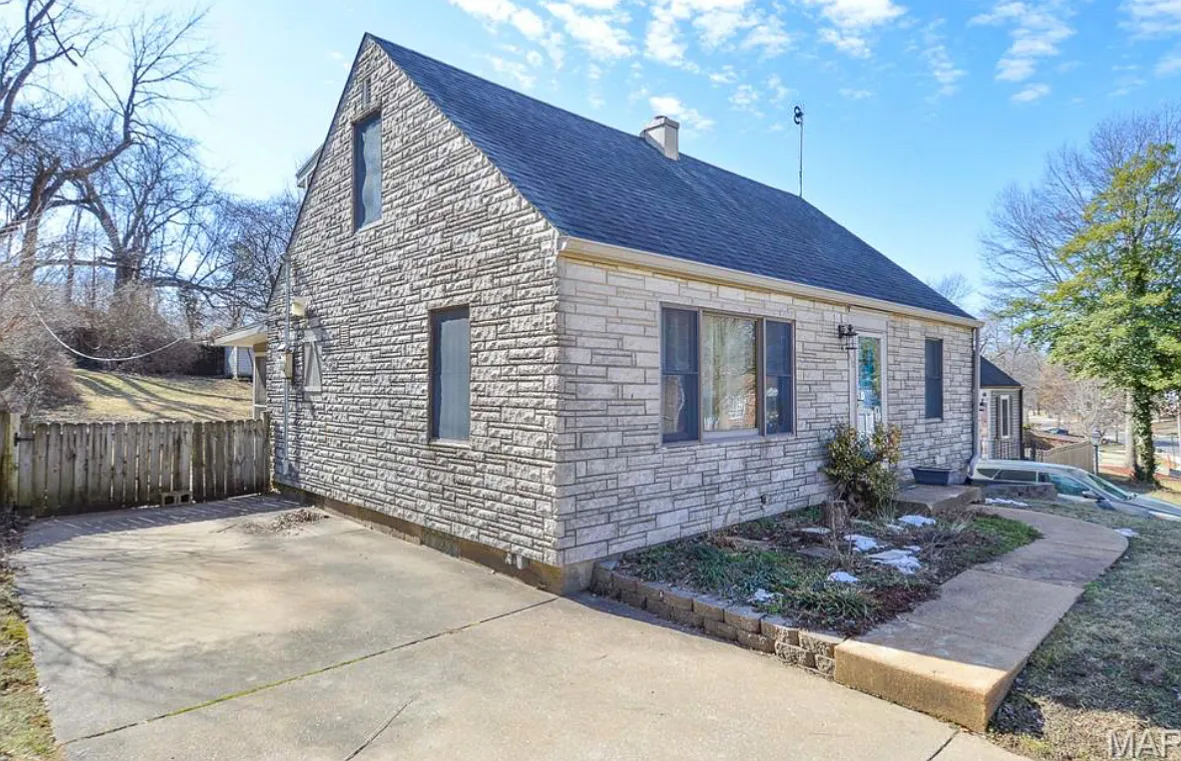 410 Robert Avenue - 1 — Photo 2