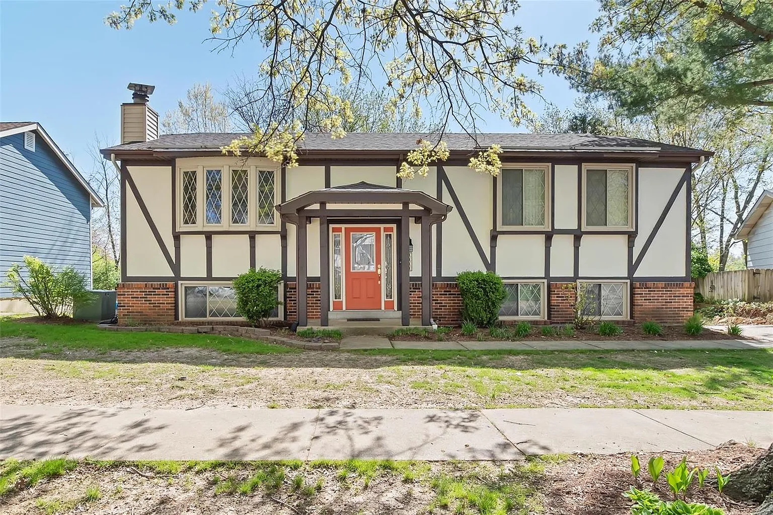 1114 Windyoak Dr photo 1