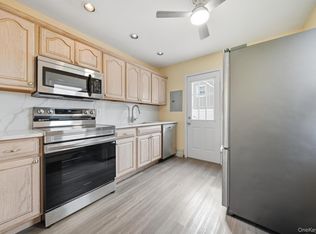 20 Needle Ln, Levittown, NY 11756