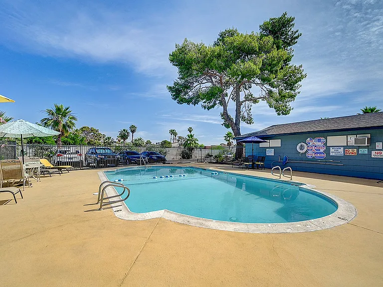 4050_Palos Verdes St-24