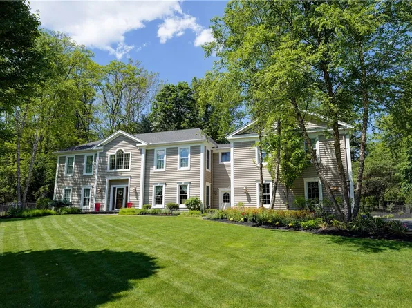 4 New England Dr, Rochester, NY 14618