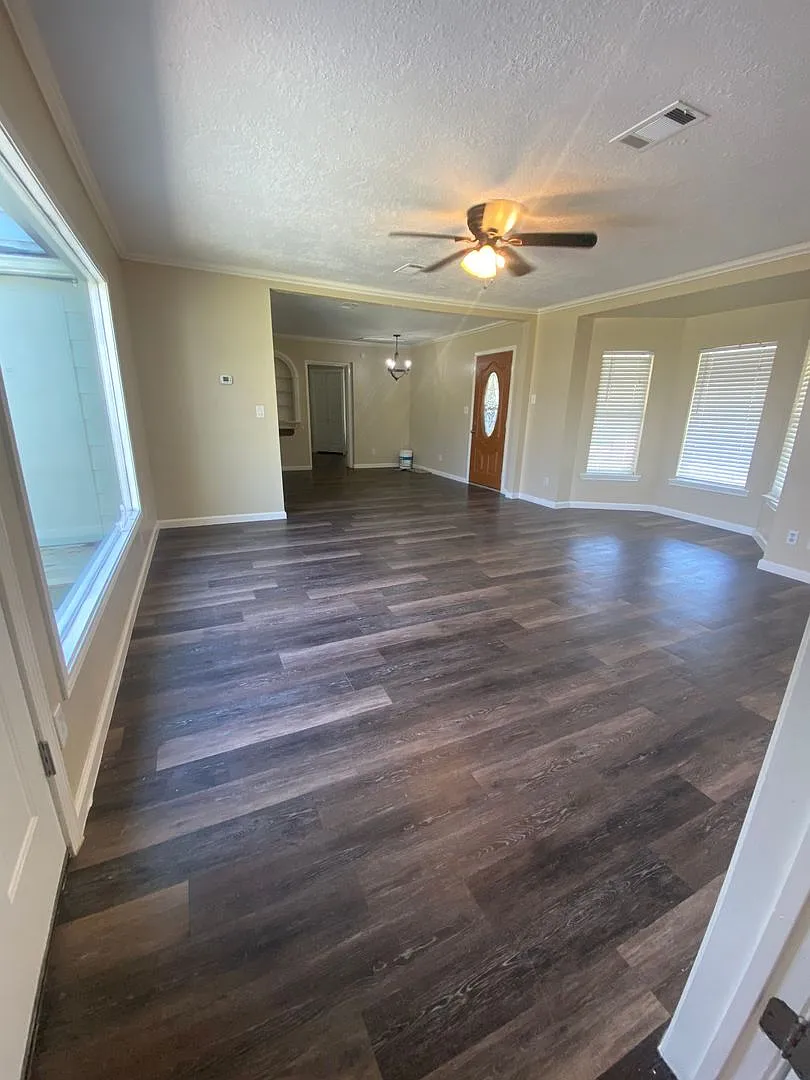 Spacious 4 Bed, 2 Bath Home — Photo 3