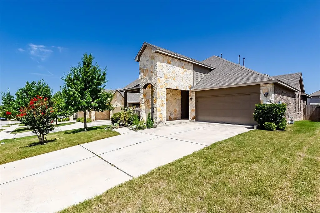 4 bed, 2516 sqft, $2,950 — Photo 3
